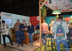 Marcel van Diemen en Jannie Dingemans bij Vitalis. Jannie: "Dit is Vitalis in een nieuw jasje, met een compleet nieuwe stand." Ze hielden een smaakproef met pompoenen (de Orange Summer, Kaori Kuri, Flexi Kuri en 139).